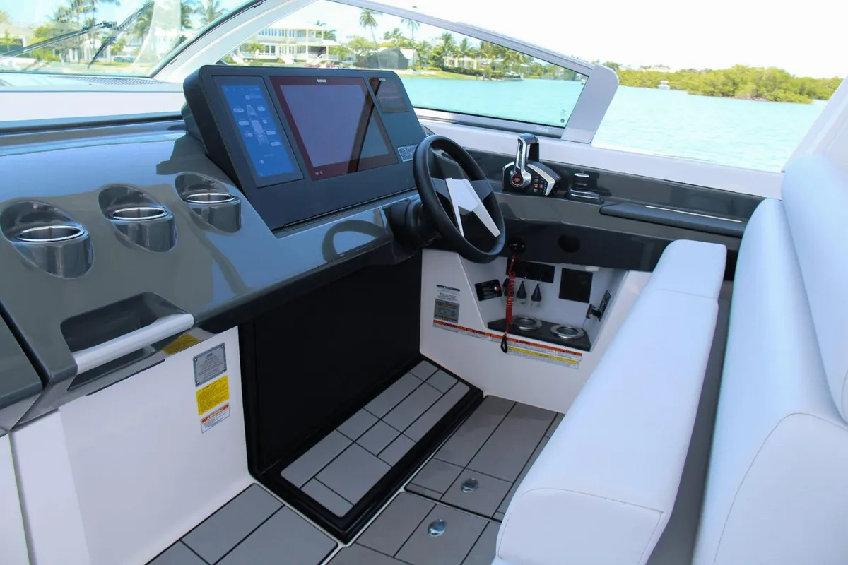AV40 Outboard - Aviara — Interior photo 1