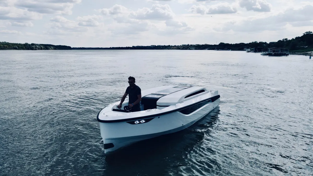 LIMO, LT26 C — Exterior photo 12