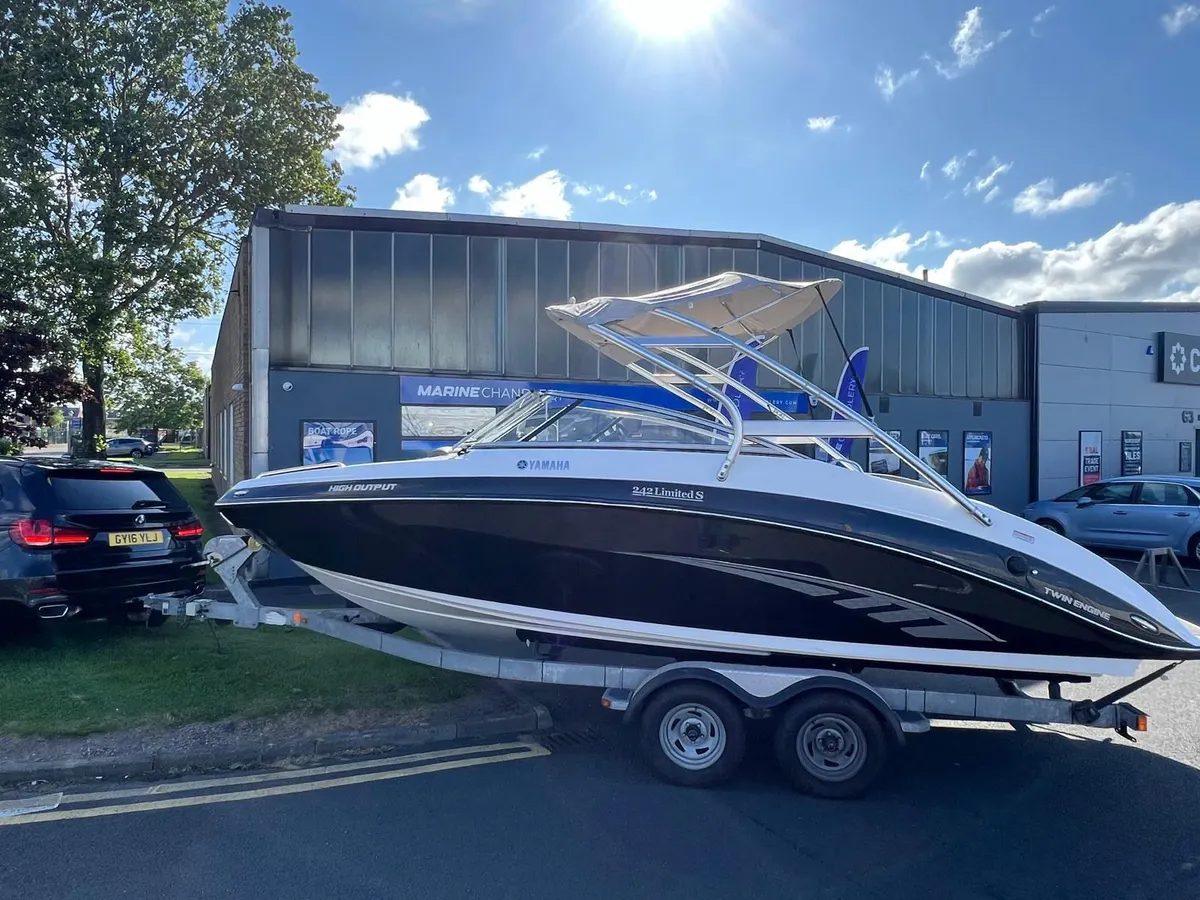 Yamaha 242 Limited S — Exterior photo 3