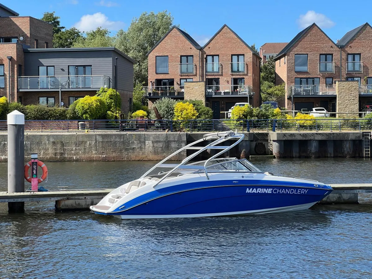 Yamaha 242 Limited S — Exterior photo 4