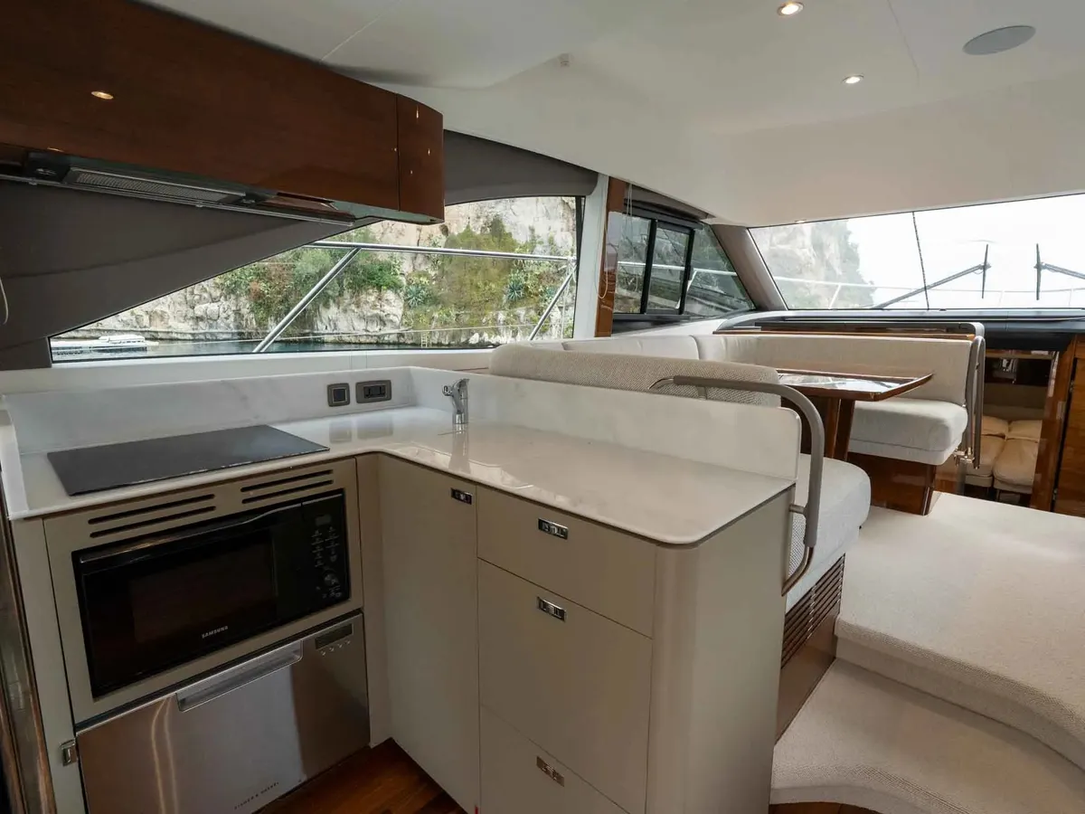 Princess F45 — Interior photo 3