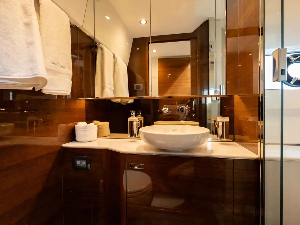 Princess F45 — Interior photo 11