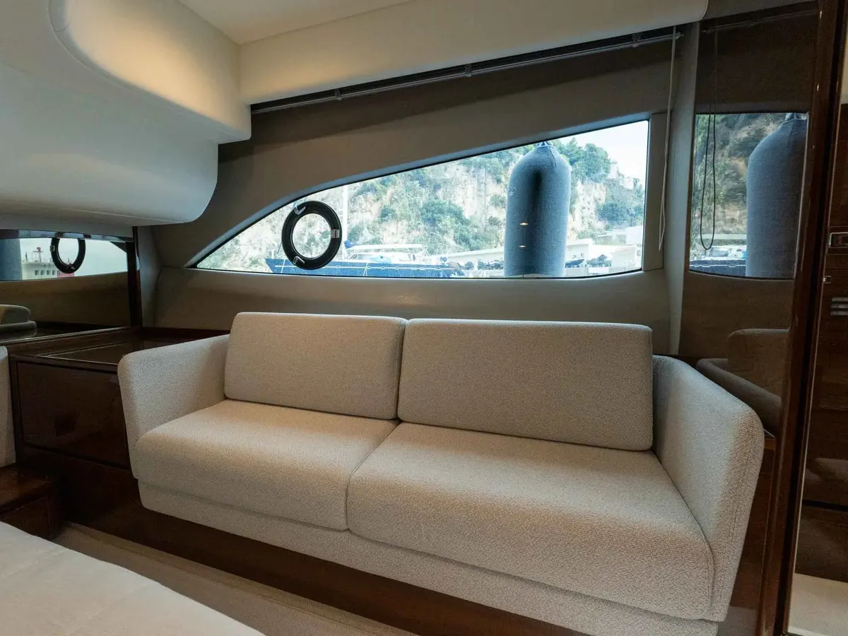 Princess F45 — Interior photo 14