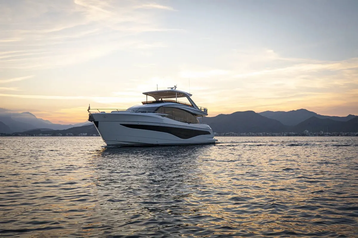 Princess Y80 — Exterior photo 3