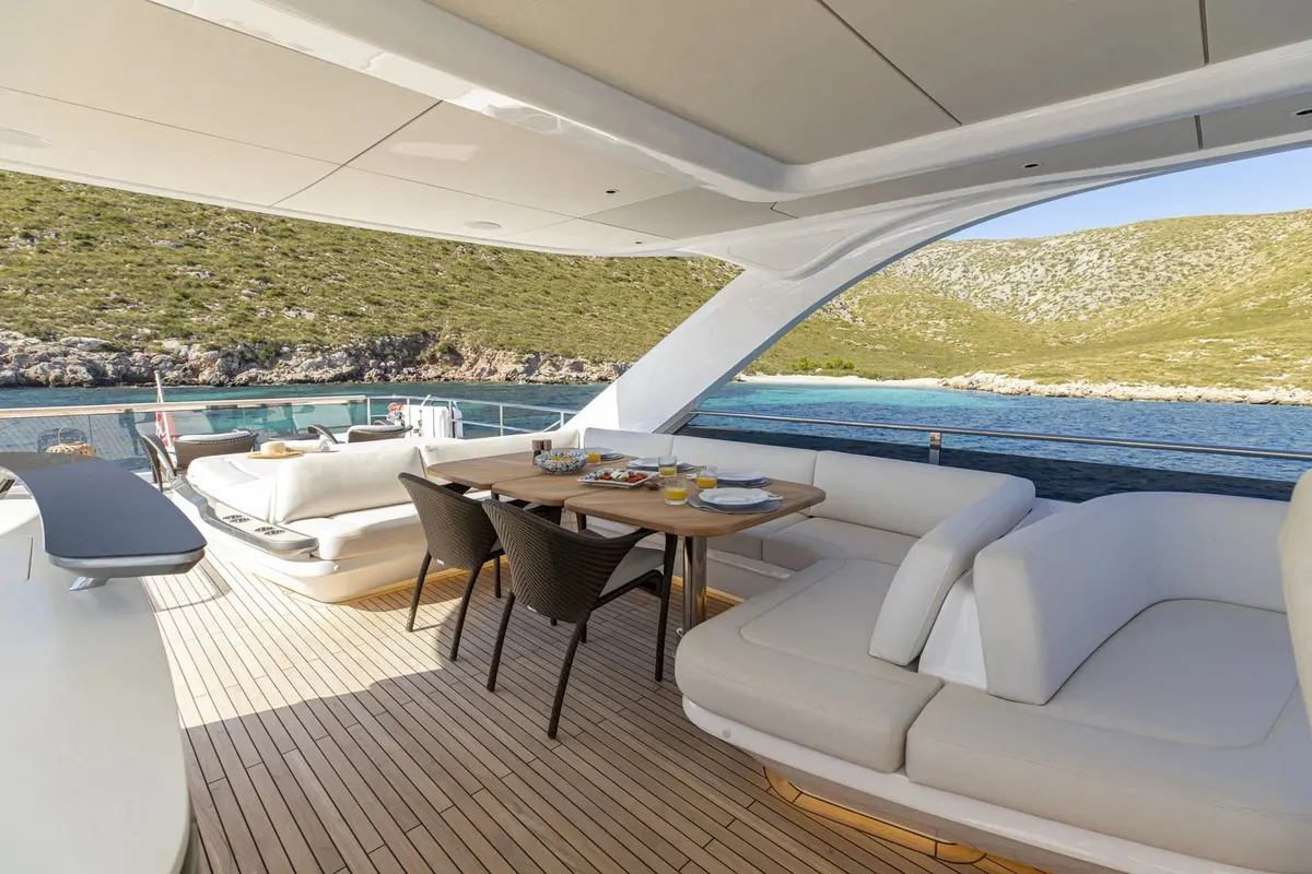 Princess Y80 — Exterior photo 8