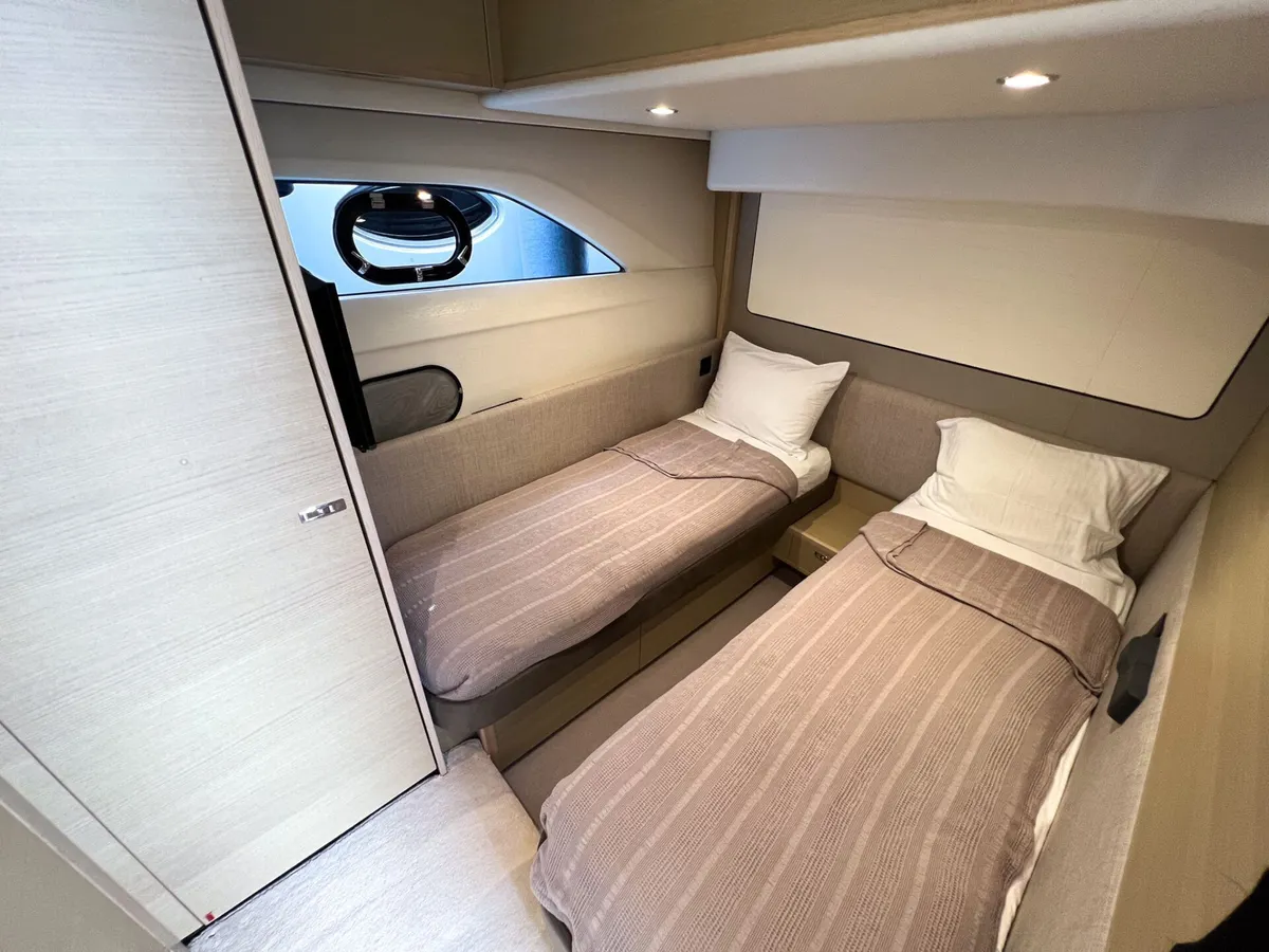 Princess Melania — Interior photo 8