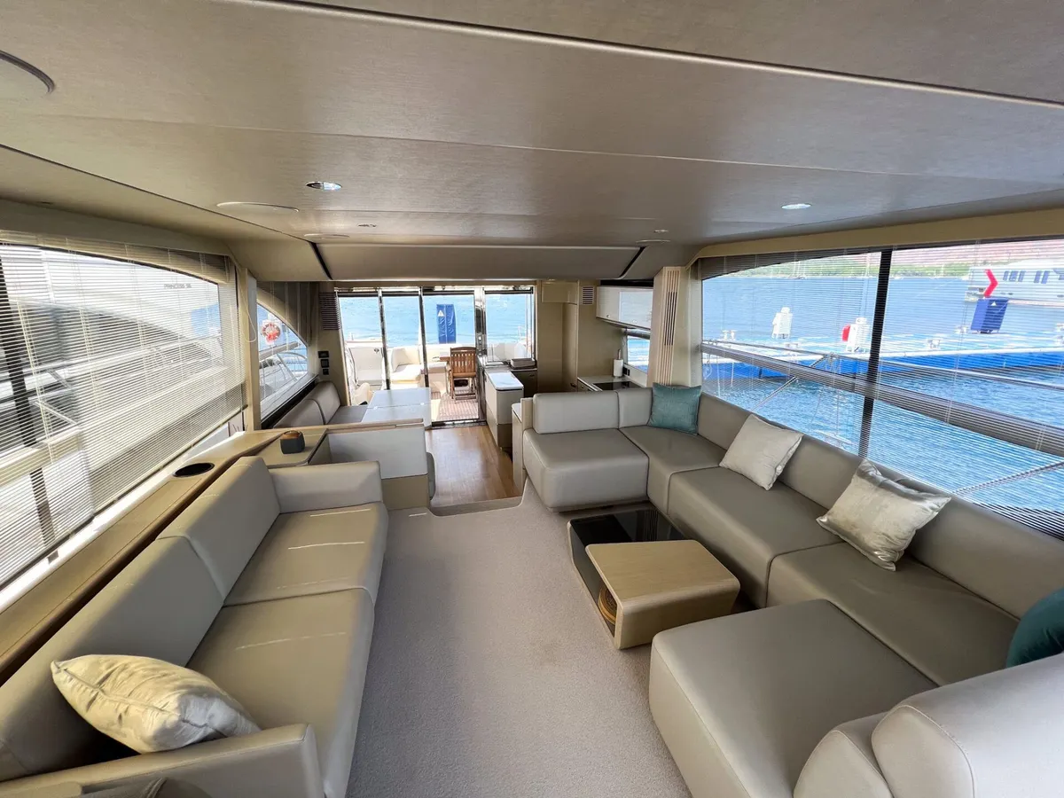 Princess Melania — Interior photo 9