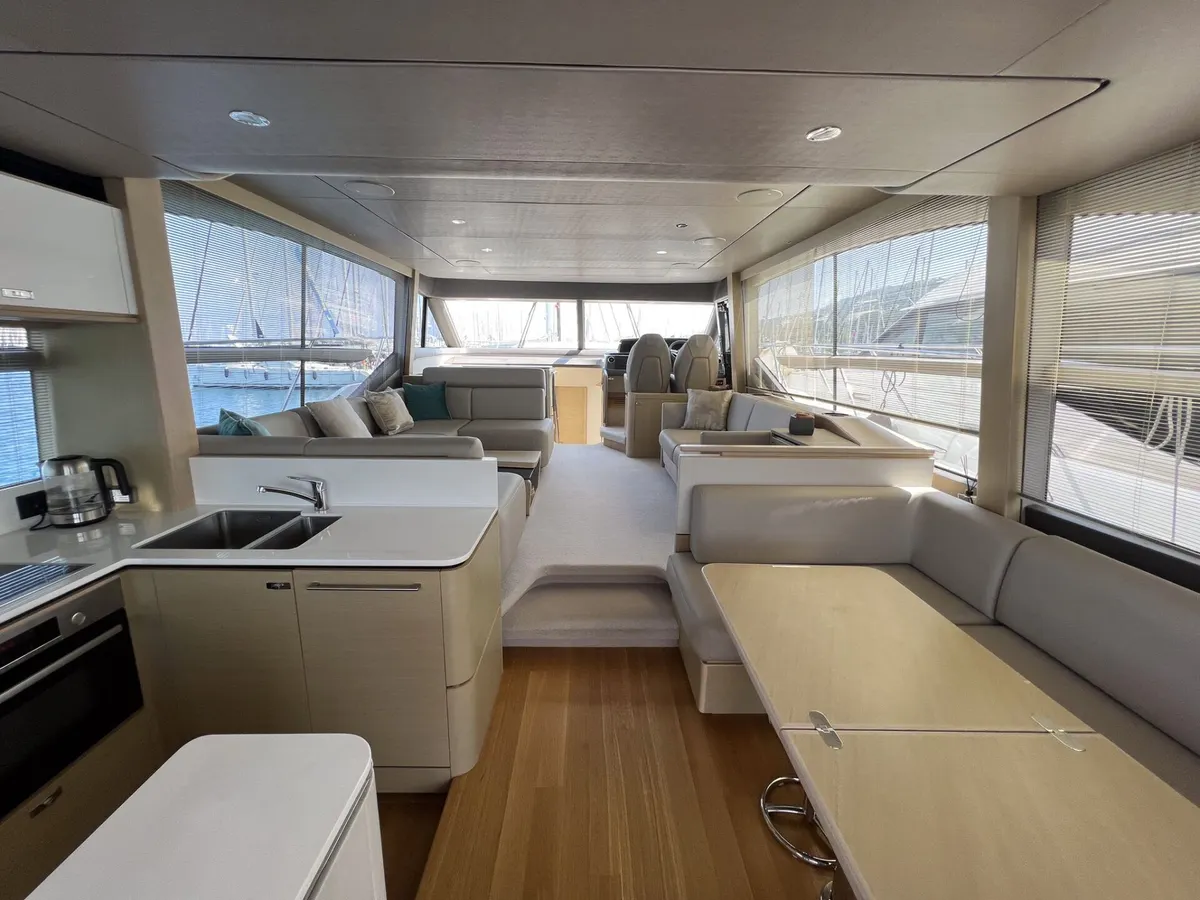 Princess Melania — Interior photo 10