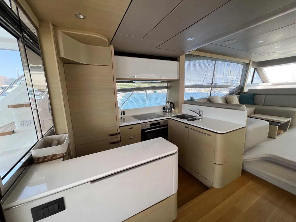 Princess Melania — Interior photo 12