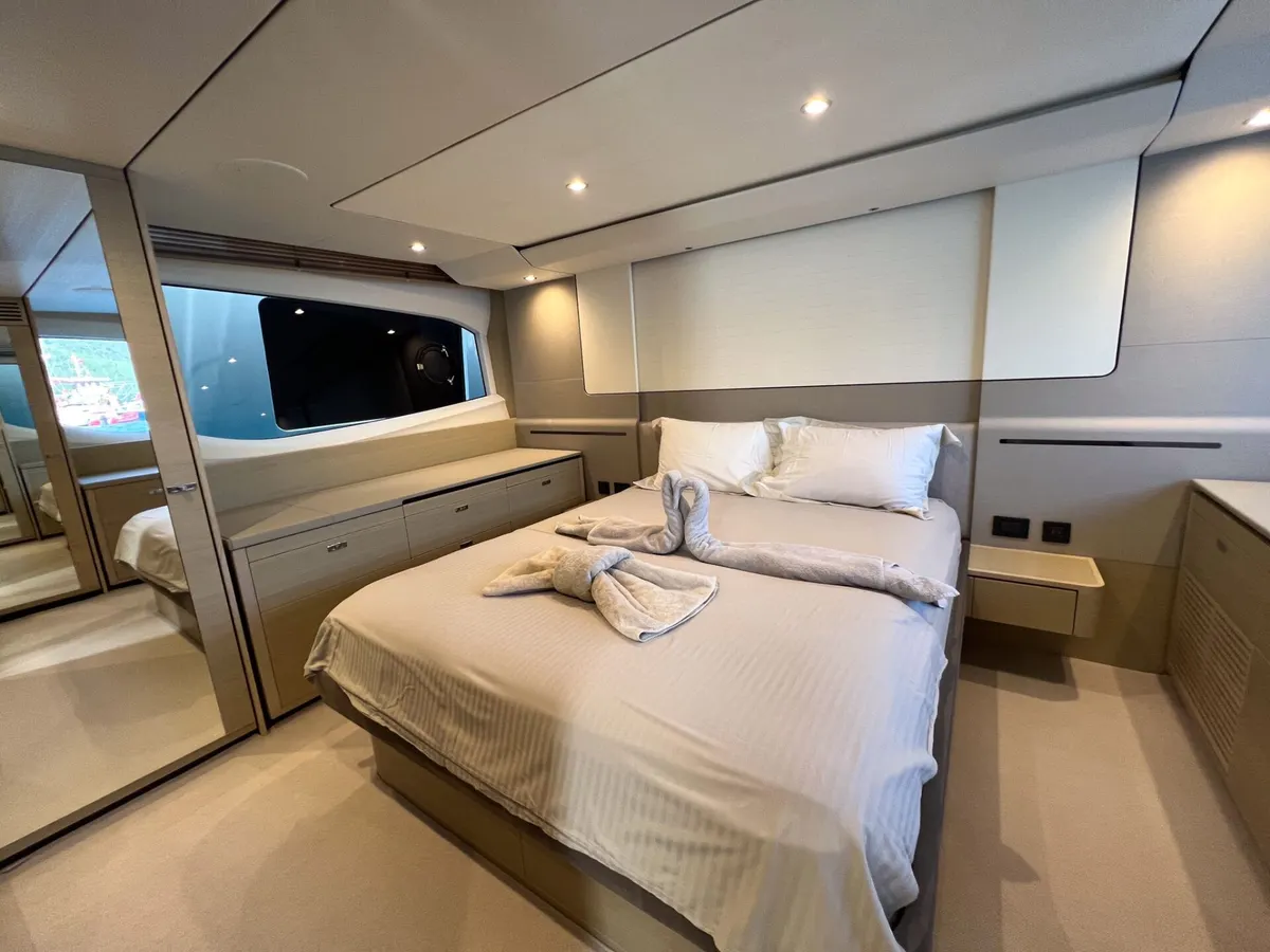 Princess Melania — Interior photo 13