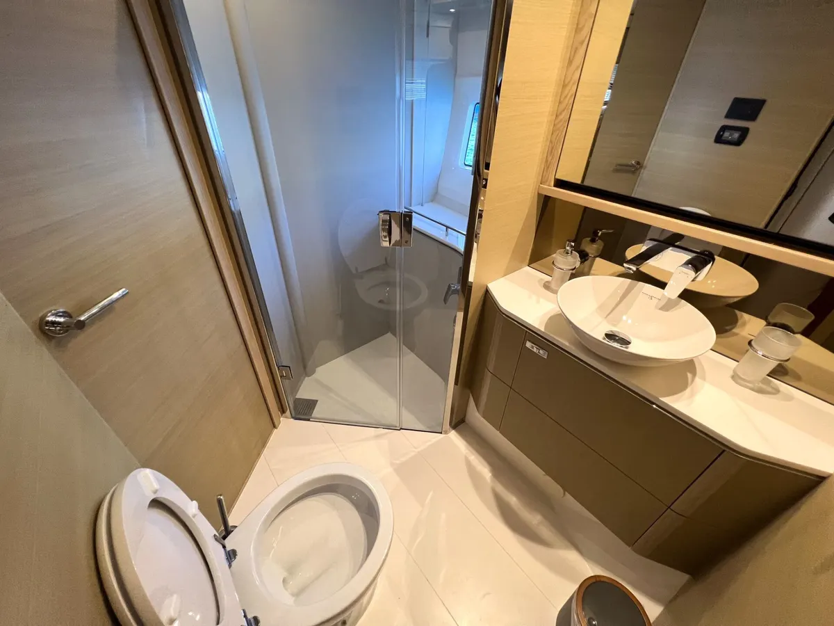 Princess Melania — Interior photo 15