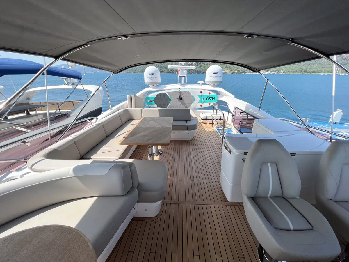 Princess Melania — Interior photo 1