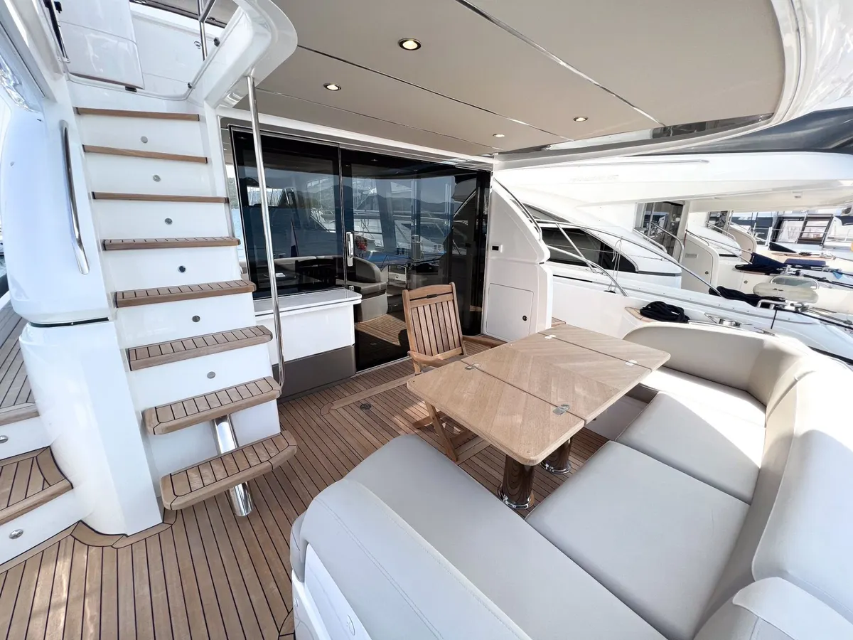 Princess Melania — Interior photo 3