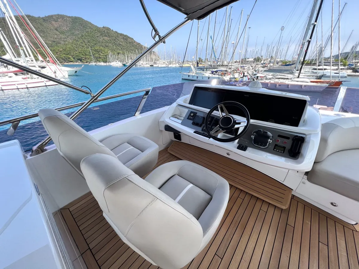 Princess Melania — Interior photo 5