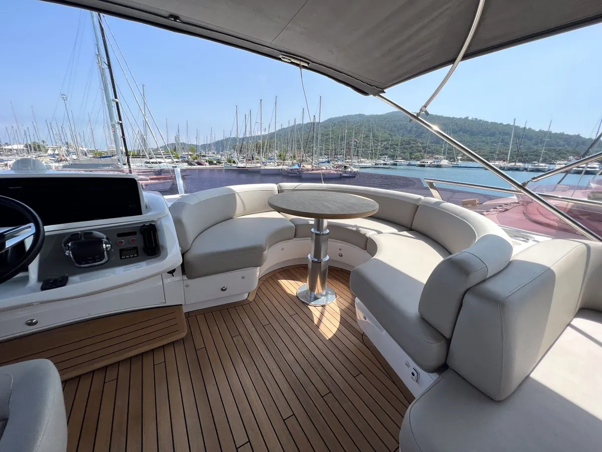 Princess Melania — Interior photo 6