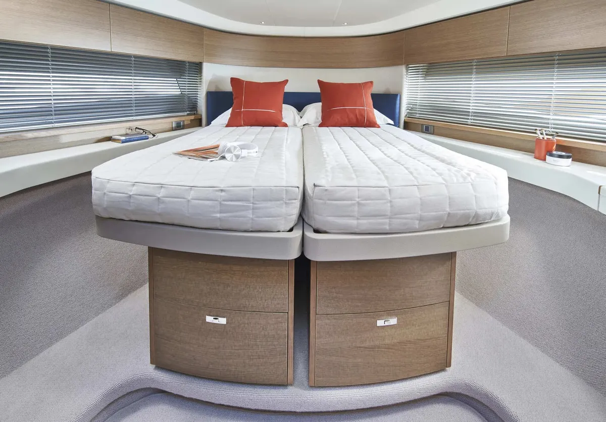 Princess F45 — Interior photo 7