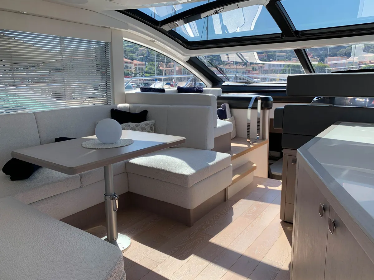 Sunseeker Predator 50 — Interior photo 2