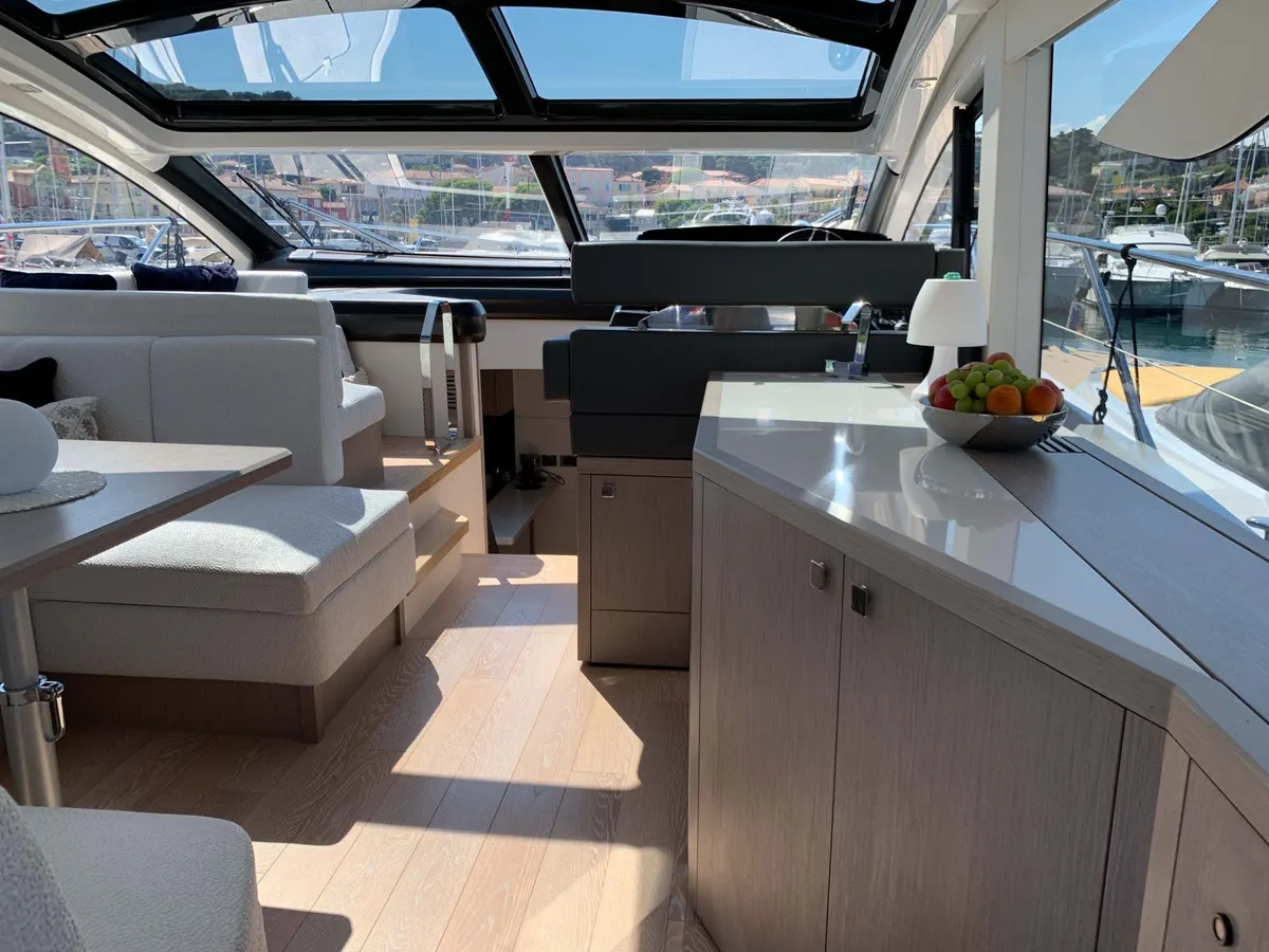 Sunseeker Predator 50 — Interior photo 4