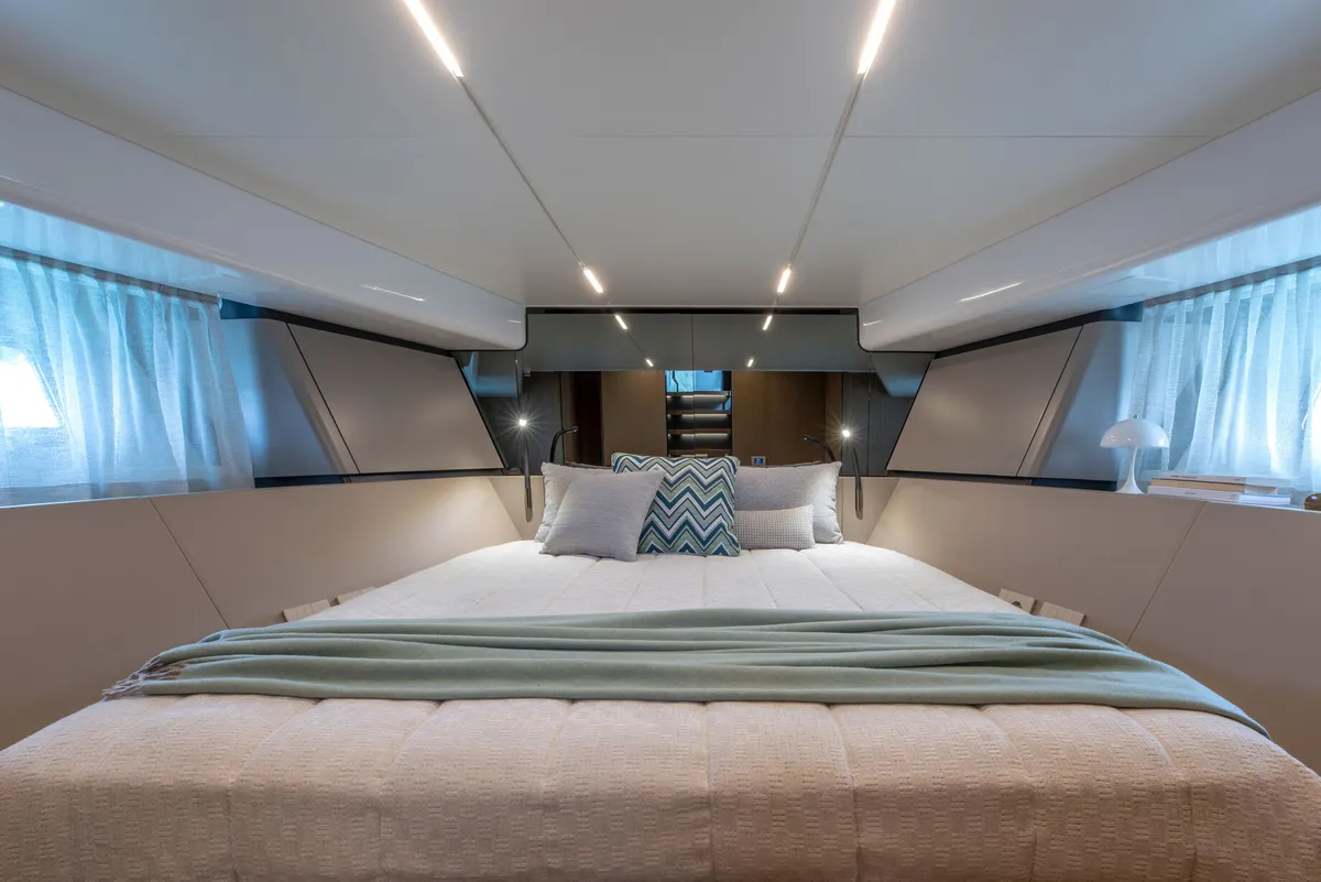 Bluegame BG54 — Interior photo 1