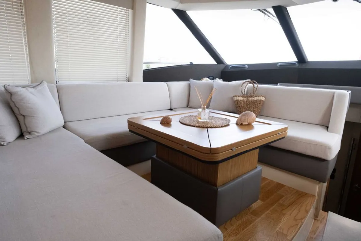 Azimut Magellano 53 — Interior photo 1