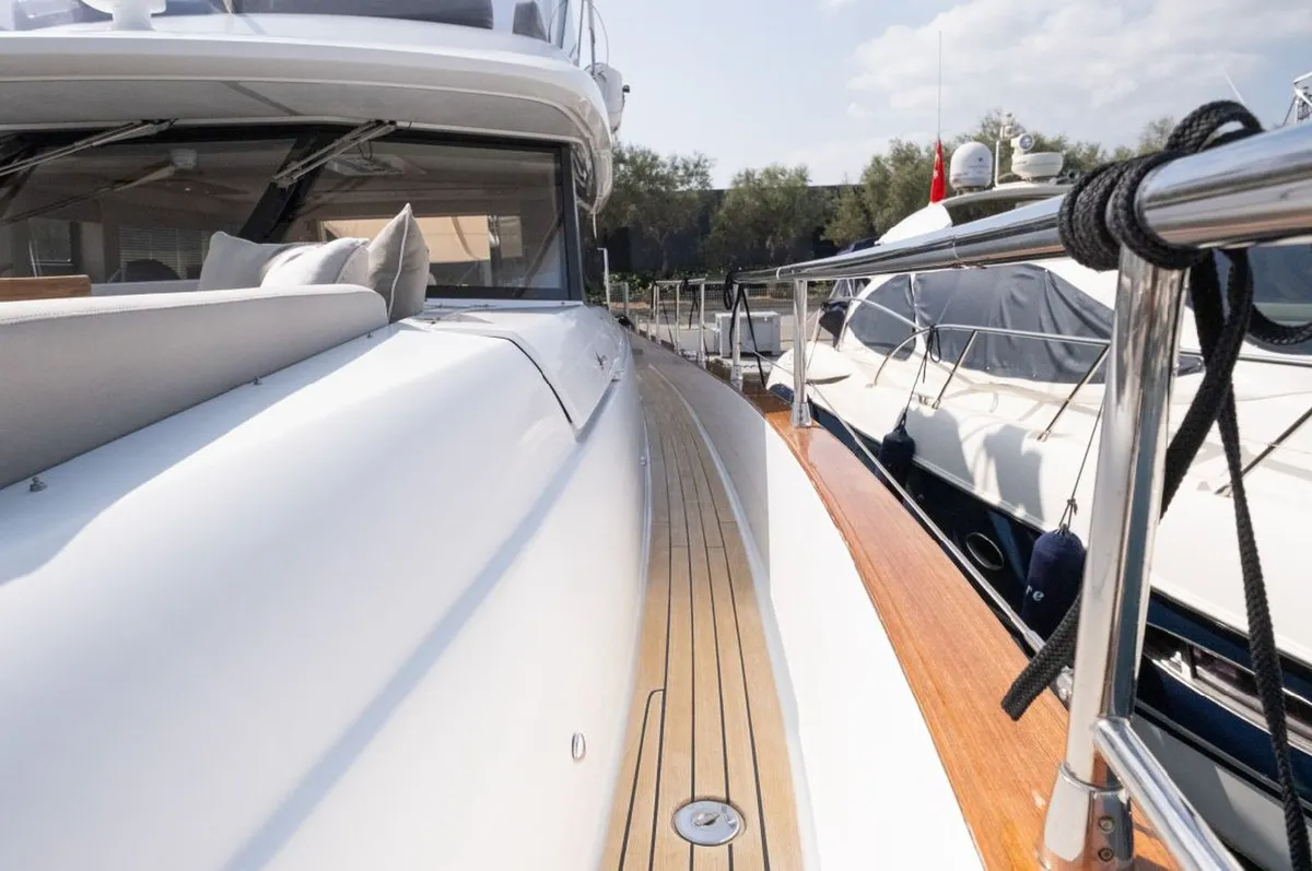 Azimut Magellano 53 — Exterior photo 5