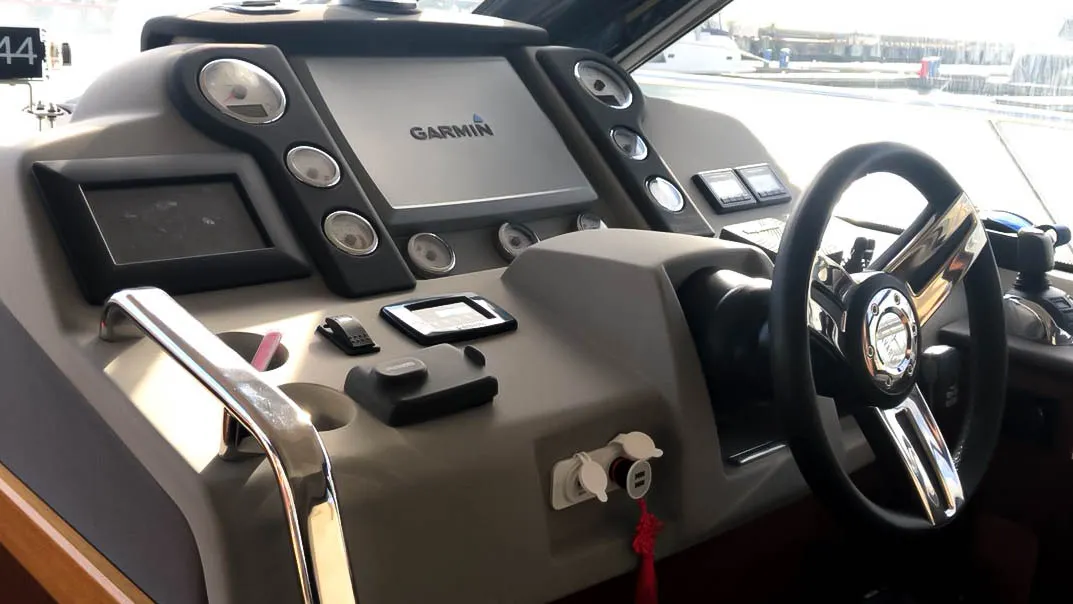 Bavaria Virtess 420 — Interior photo 2
