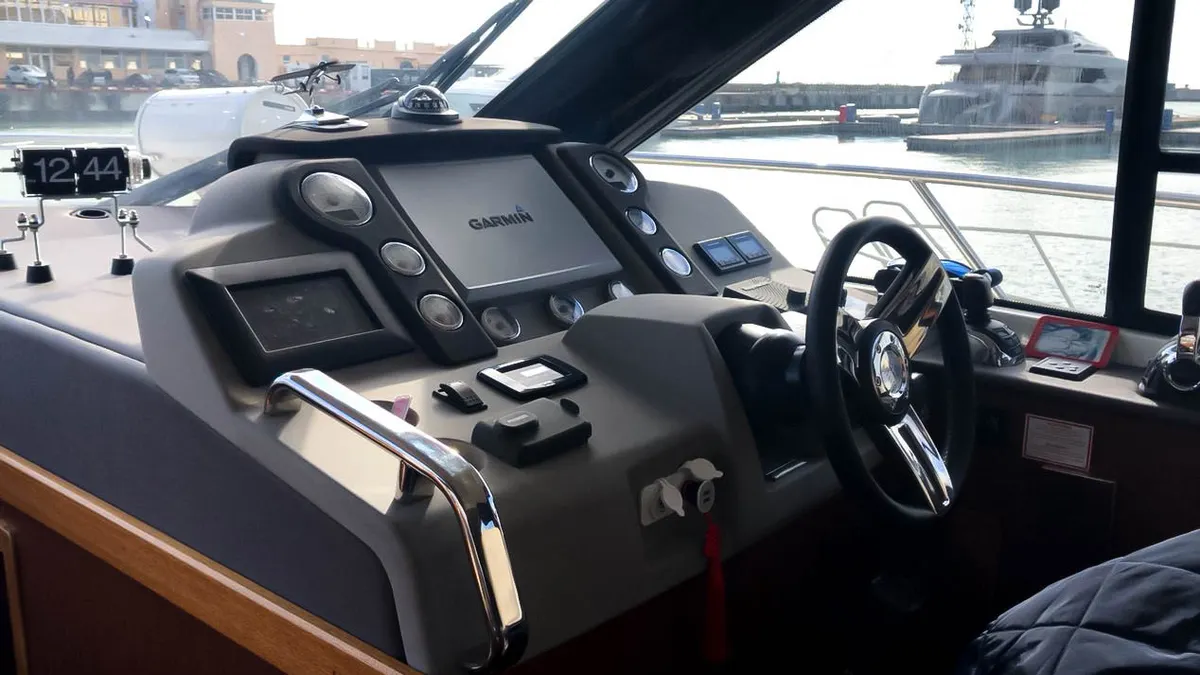 Bavaria Virtess 420 — Interior photo 1