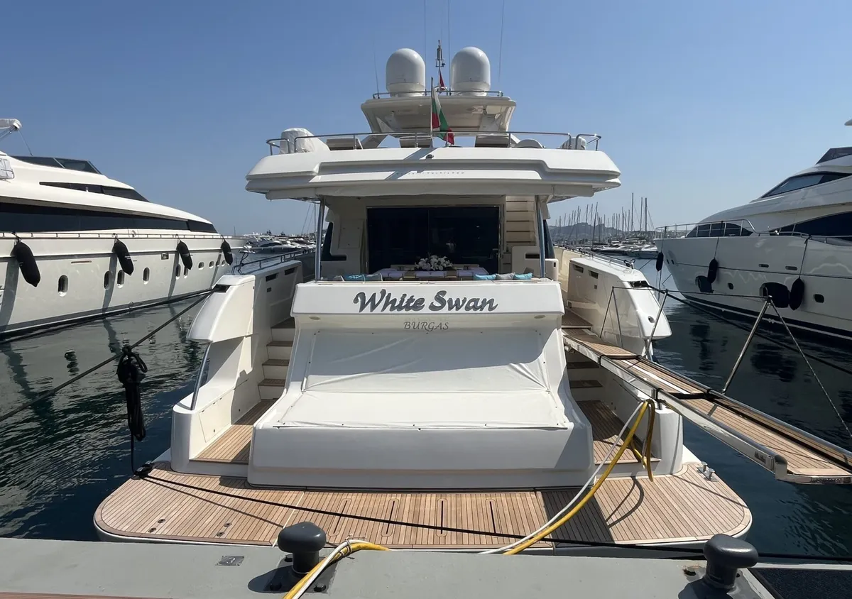 White Swan — Exterior photo 6