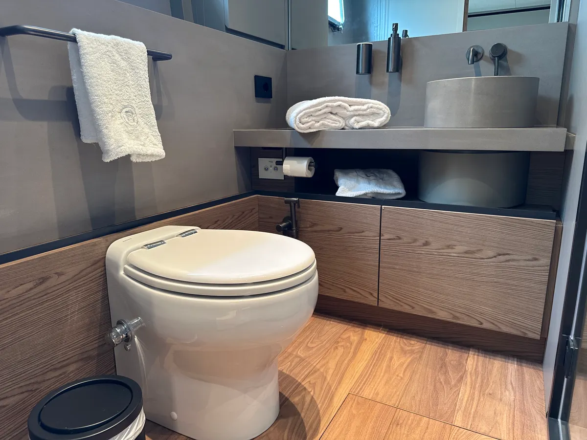 Bluegame BGX60 — Interior photo 2