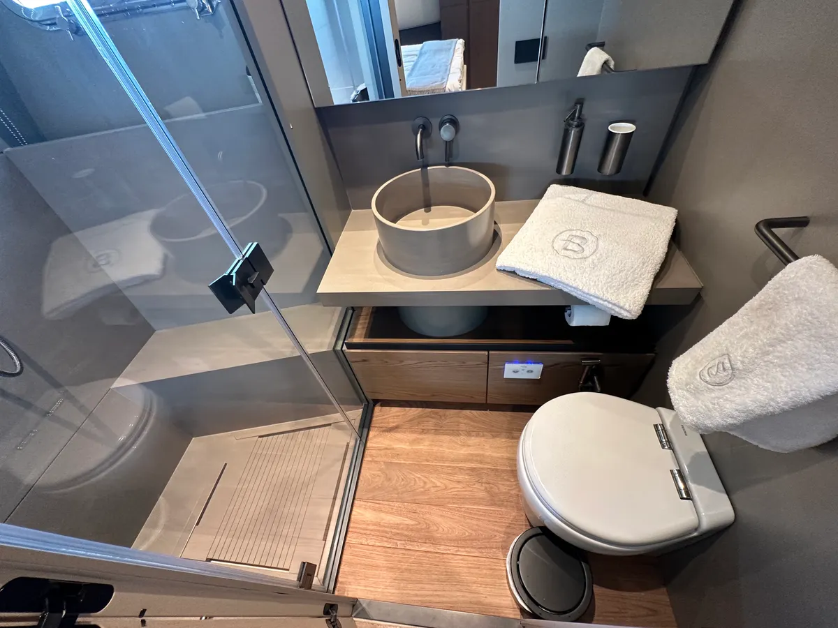 Bluegame BGX60 — Interior photo 3