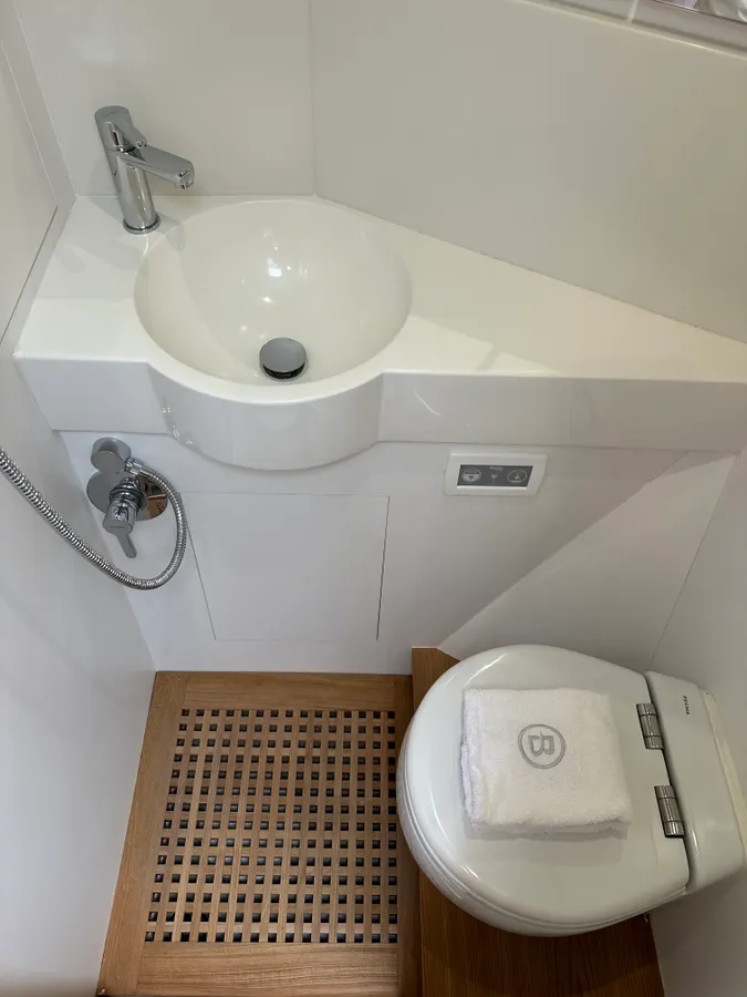 Bluegame BGX60 — Interior photo 5