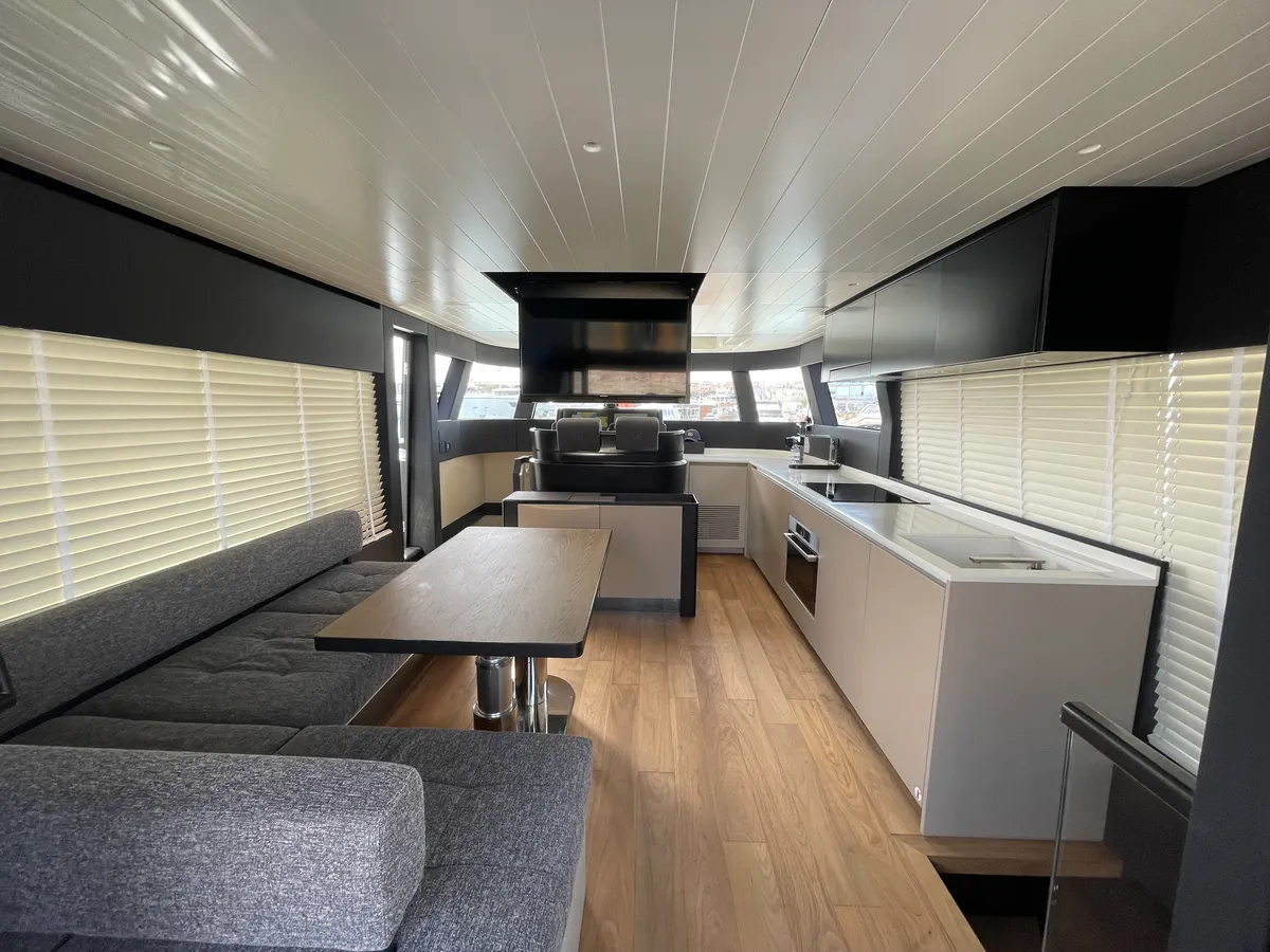 Bluegame BGX60 — Interior photo 9