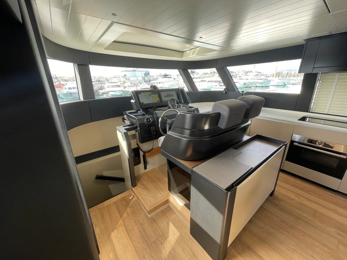 Bluegame BGX60 — Interior photo 10