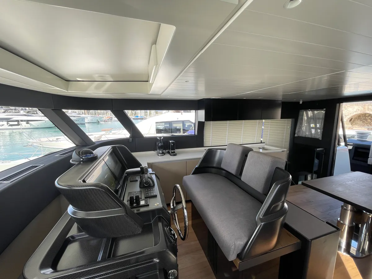 Bluegame BGX60 — Interior photo 11