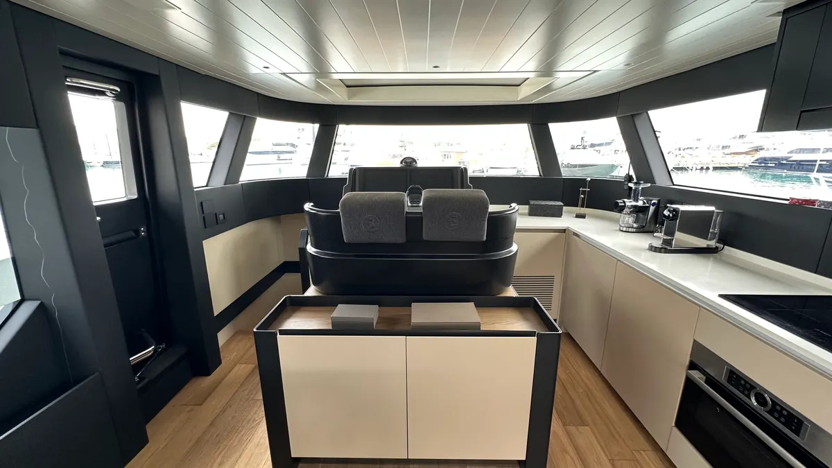 Bluegame BGX60 — Interior photo 12