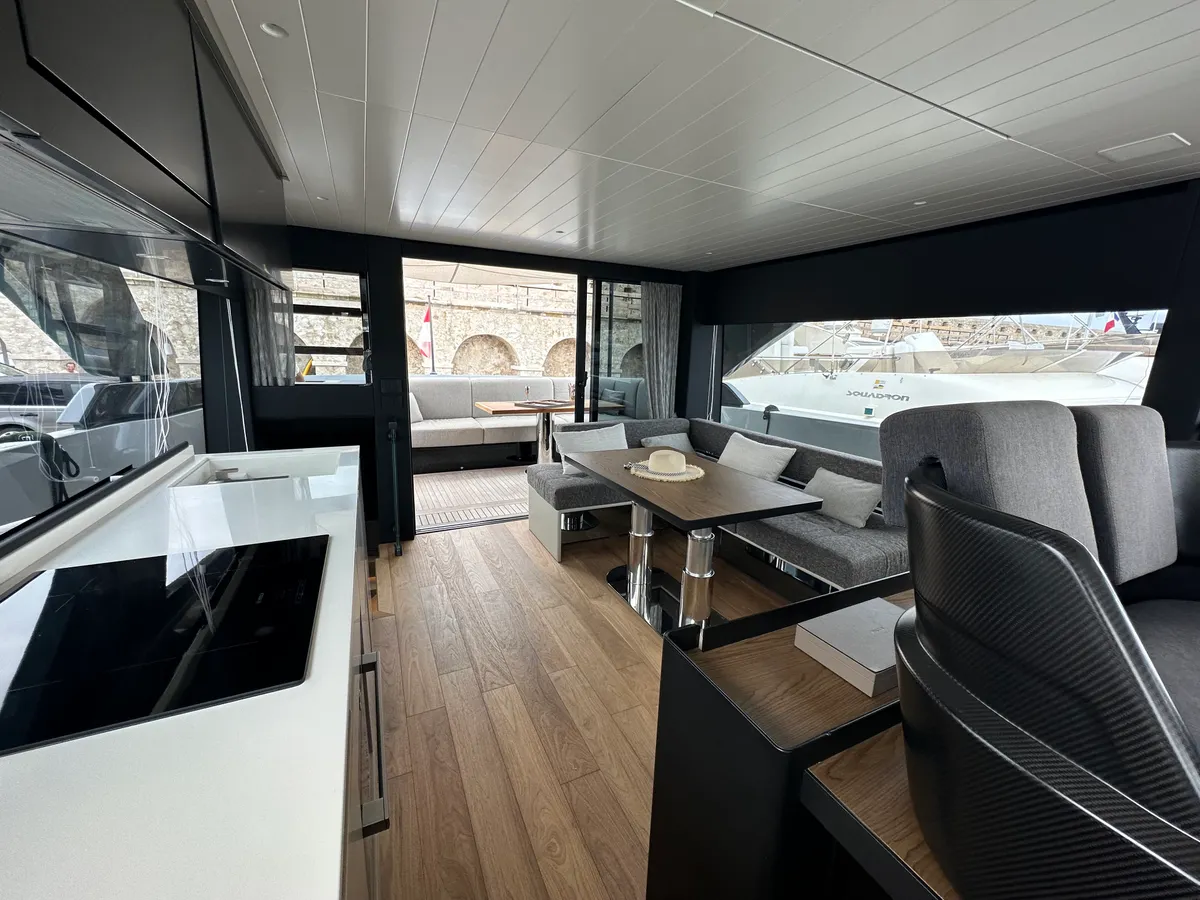 Bluegame BGX60 — Interior photo 13