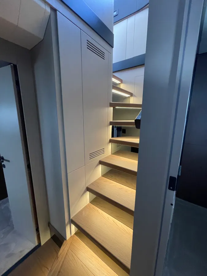 Bluegame BGX60 — Interior photo 14