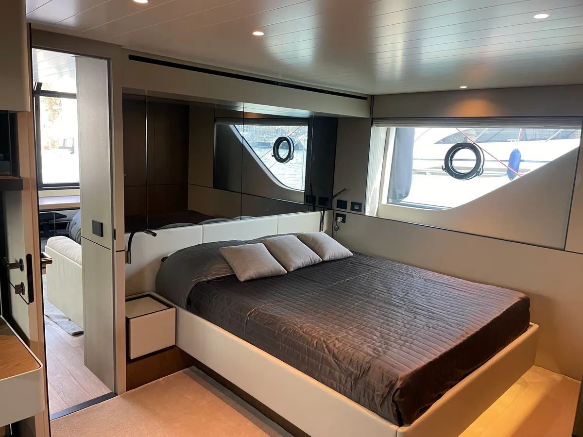 Bluegame BGX60 — Interior photo 16