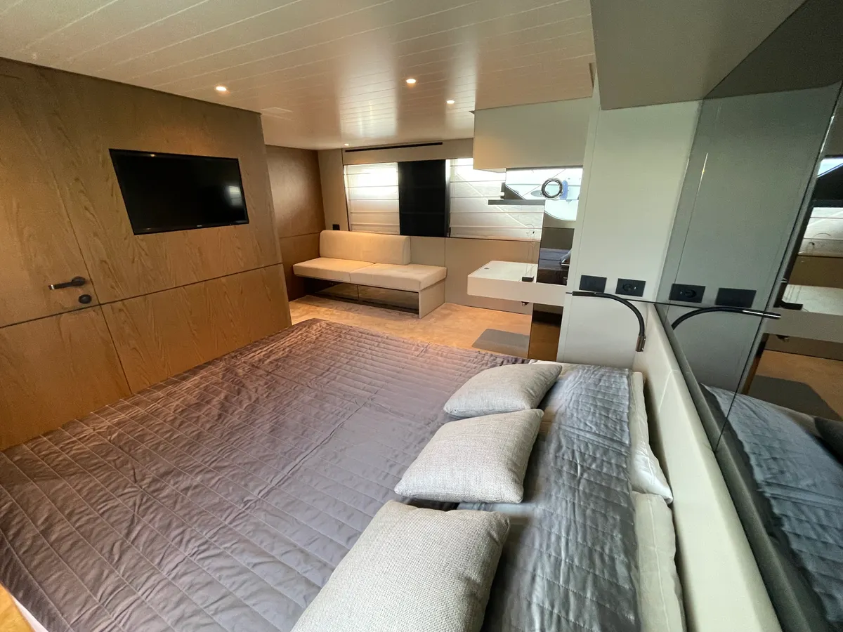 Bluegame BGX60 — Interior photo 17