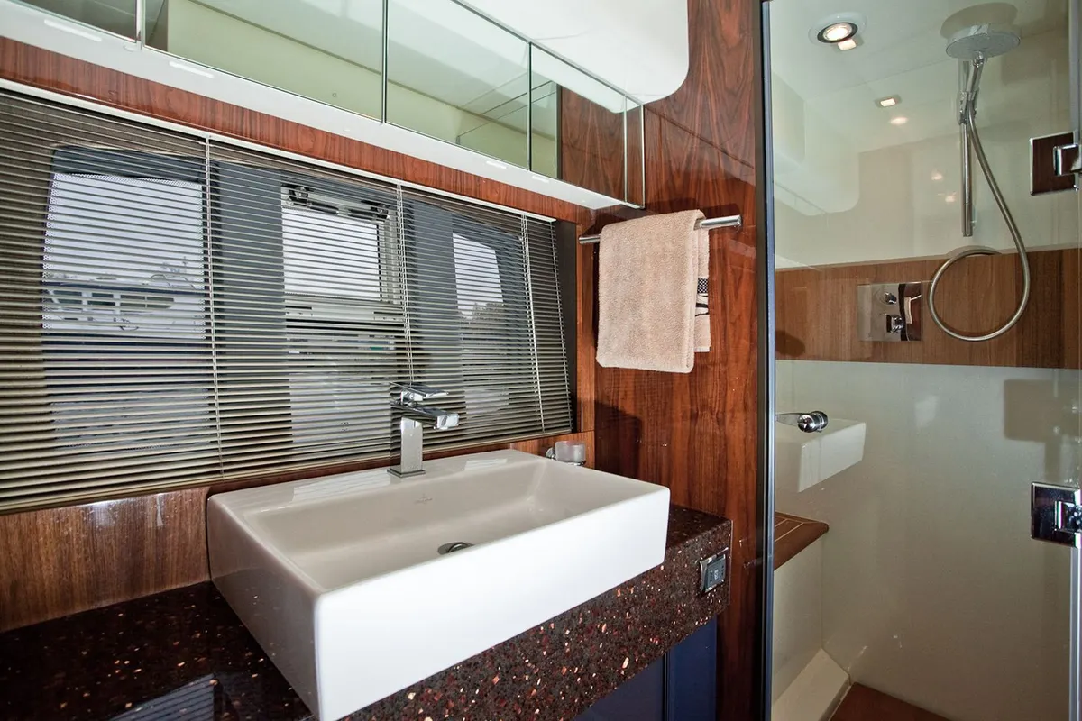 Fairline Squadron 55 (2009) — Interior photo 2