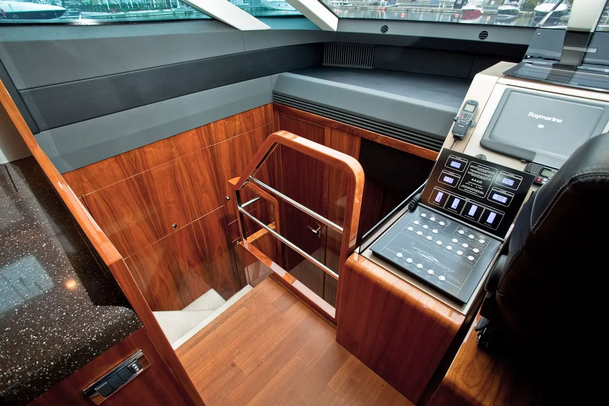 Fairline Squadron 55 (2009) — Interior photo 4