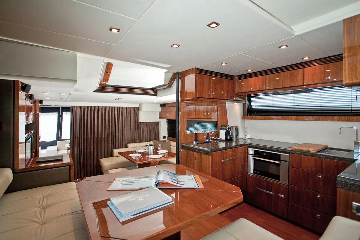 Fairline Squadron 55 (2009) — Interior photo 7