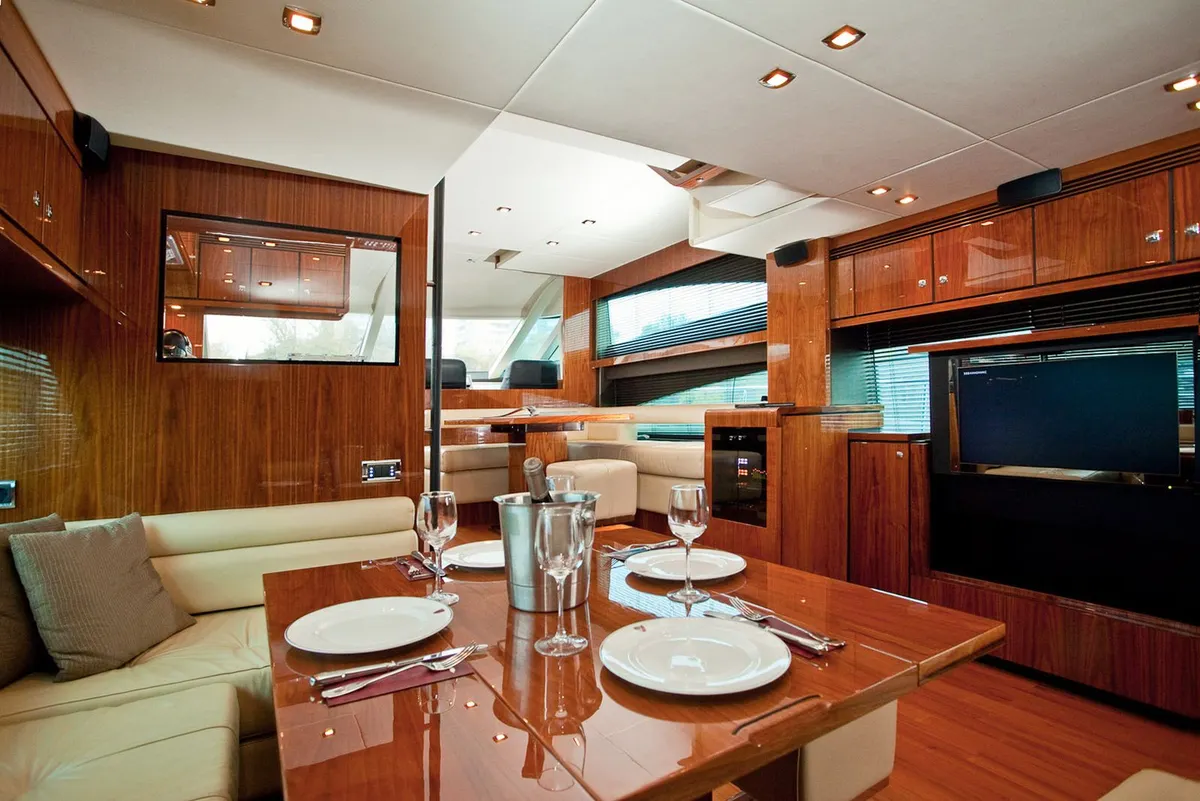 Fairline Squadron 55 (2009) — Interior photo 9
