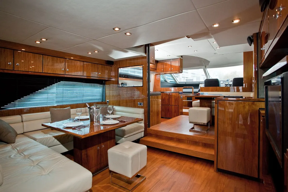 Fairline Squadron 55 (2009) — Interior photo 10