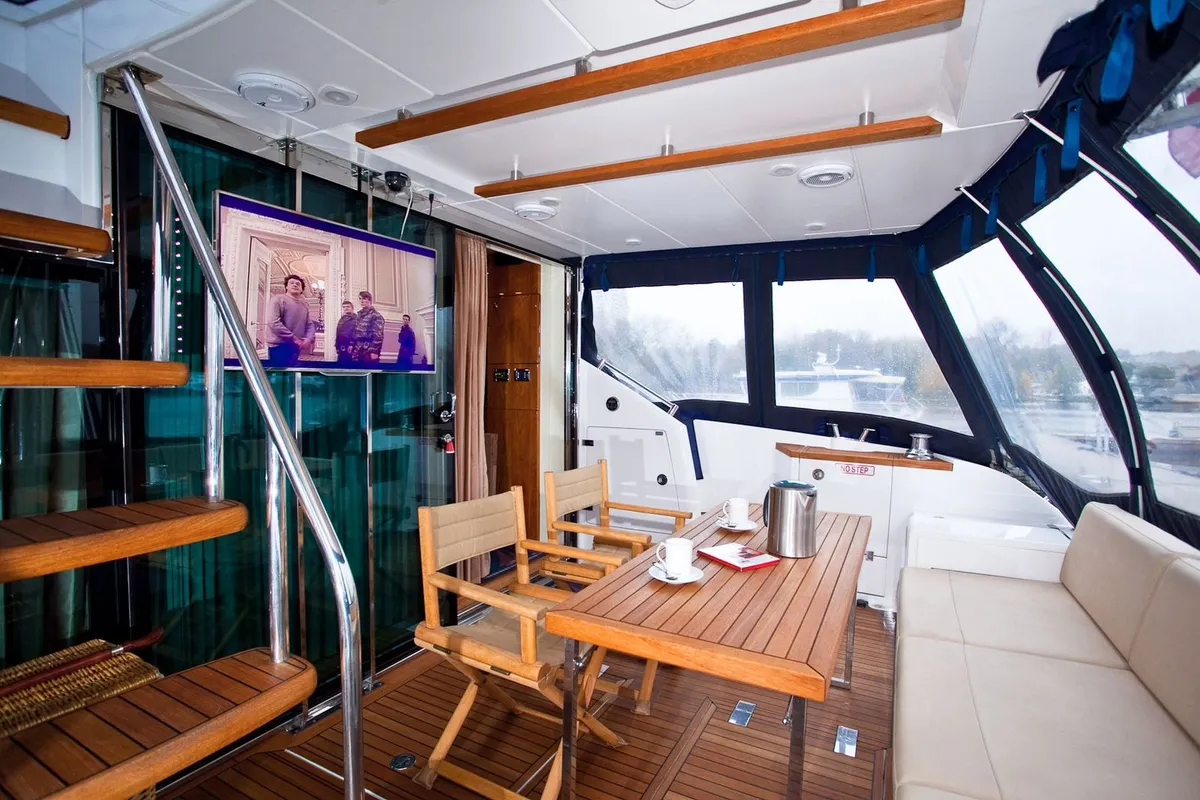 Fairline Squadron 55 (2009) — Exterior photo 3