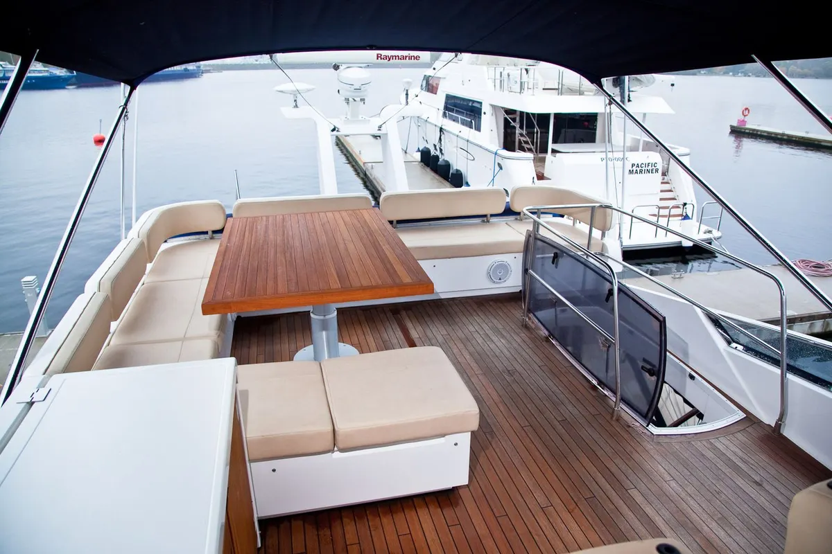 Fairline Squadron 55 (2009) — Exterior photo 4