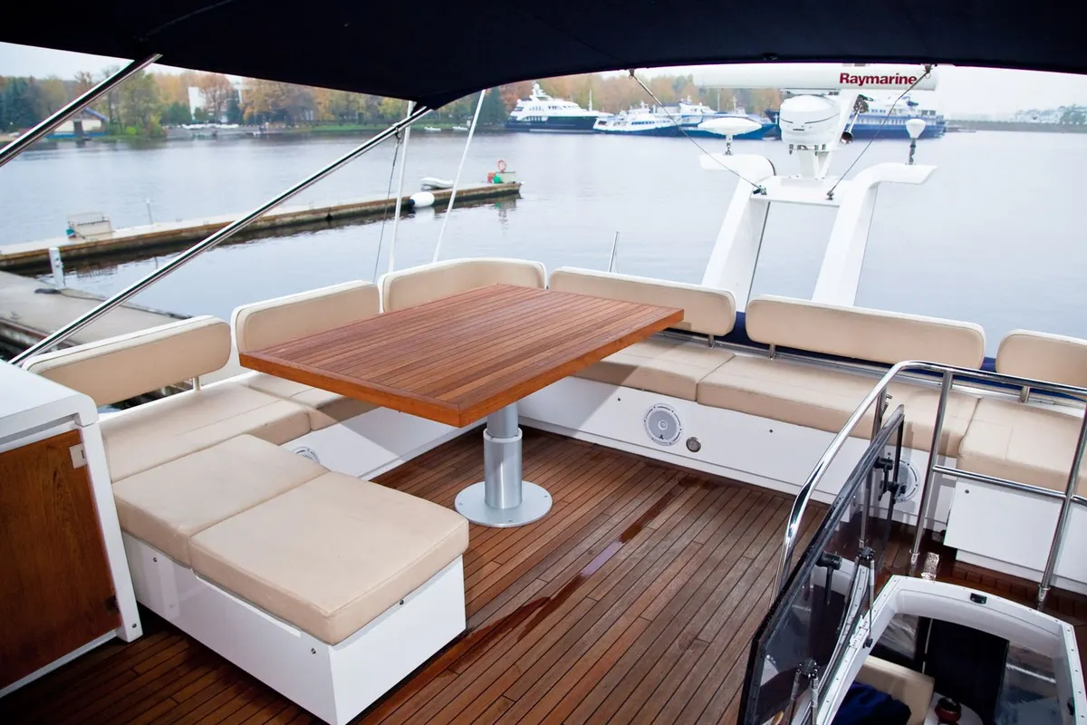 Fairline Squadron 55 (2009) — Exterior photo 5