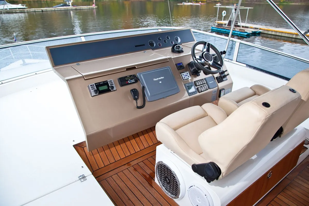 Fairline Squadron 55 (2009) — Exterior photo 6