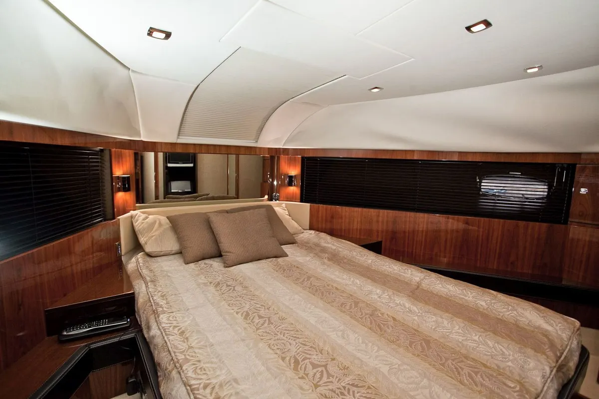 Fairline Squadron 55 (2009) — Interior photo 1
