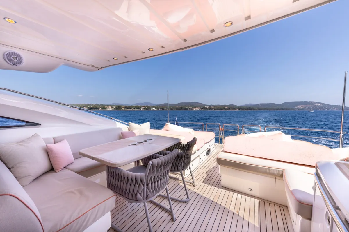 Princess V70 — Exterior photo 9